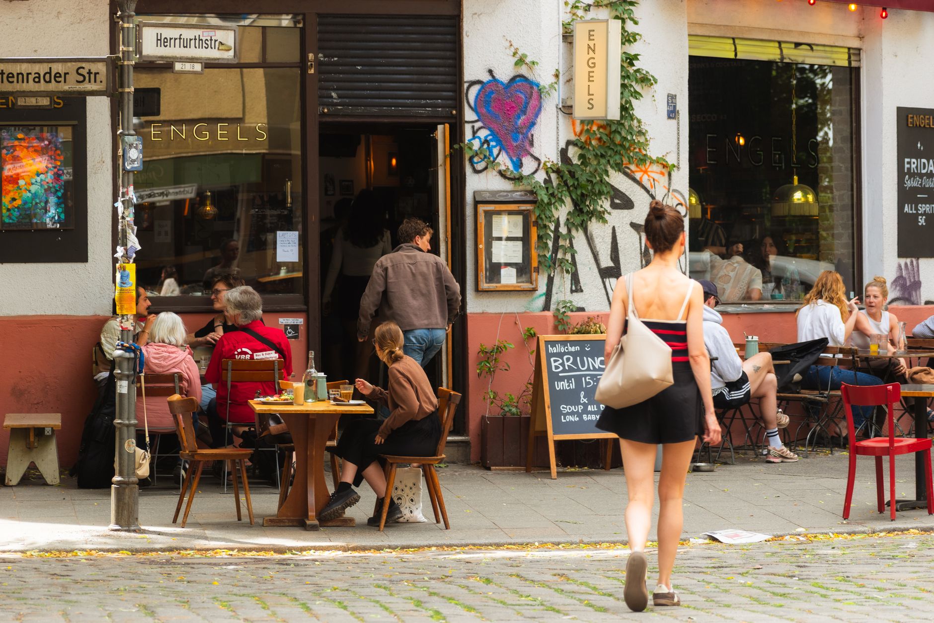 leaseradius-1790514562320 Lively outdoor cafe scene with people enjoying brunch in sunny weather.